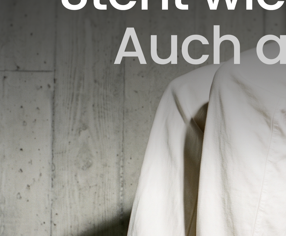 Person sitzt auf der Kante des PRO PLUS, der Tisch steht ruhig